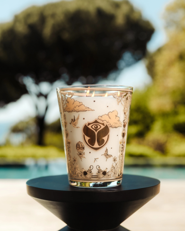 Bougie parfumée Baobab Tomorrowland Max 24 décor or et noir avec papillons et montgolfières.