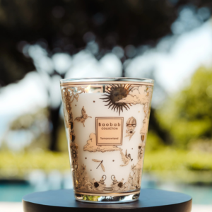 Bougie parfumée Baobab Tomorrowland Max 24 décor or et noir avec papillons et montgolfières.