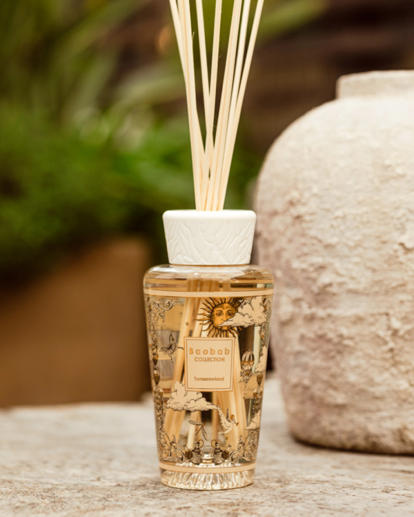 Diffuseur Baobab Tomorrowland 250 ml en verre sérigraphié or et noir, parfum poire, muguet et mousse.