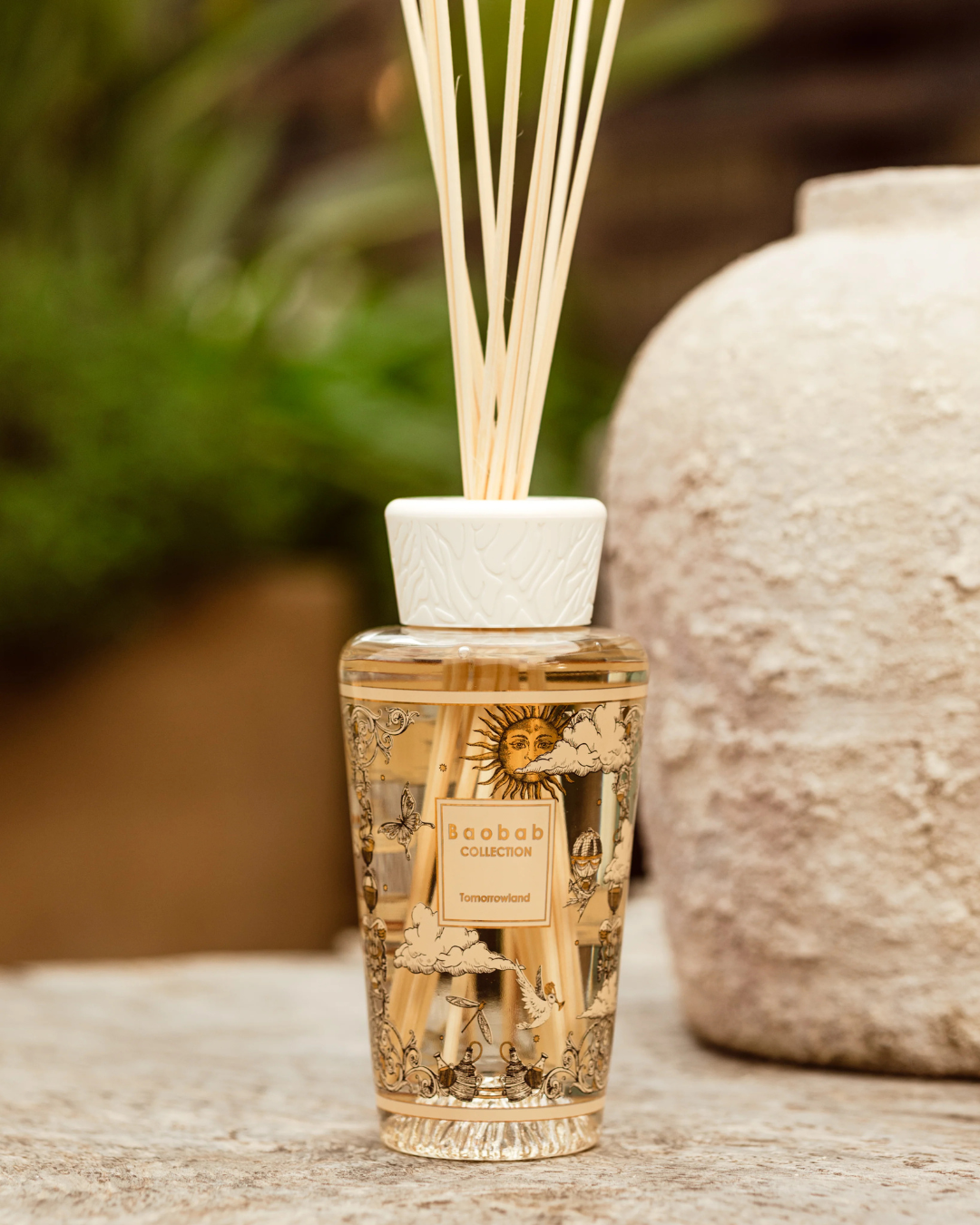 Diffuseur Baobab Tomorrowland 250 ml en verre sérigraphié or et noir, parfum poire, muguet et mousse.