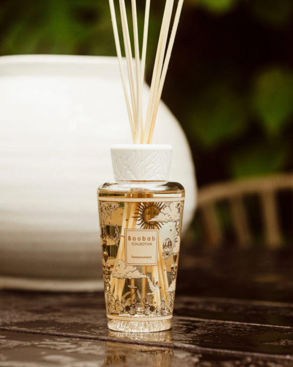 Diffuseur Baobab Tomorrowland 250 ml en verre sérigraphié or et noir, parfum poire, muguet et mousse.