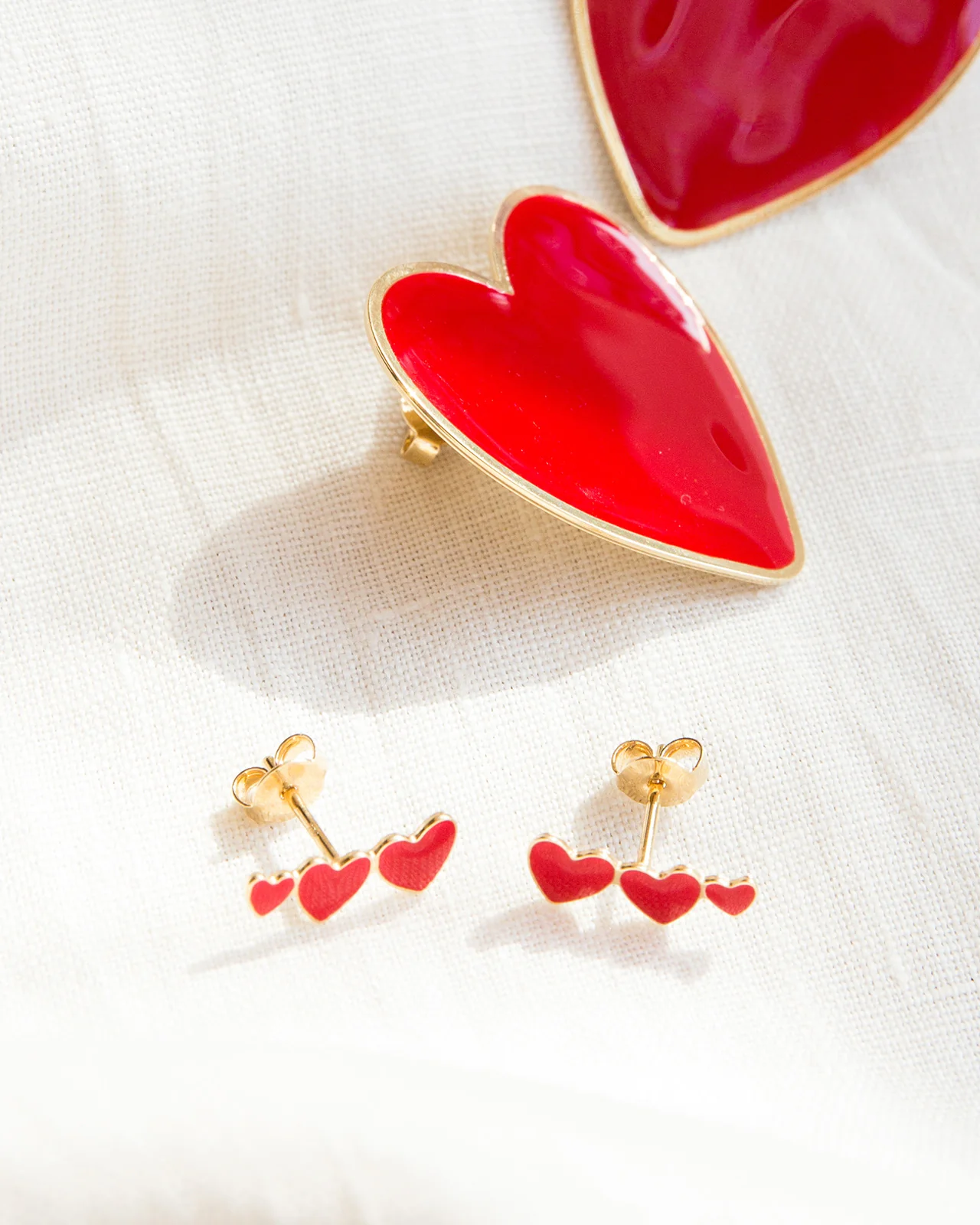Boucles d’oreilles Clarisse 3 cœurs rouges dorées à l’or fin 24 carats émoi émoi.