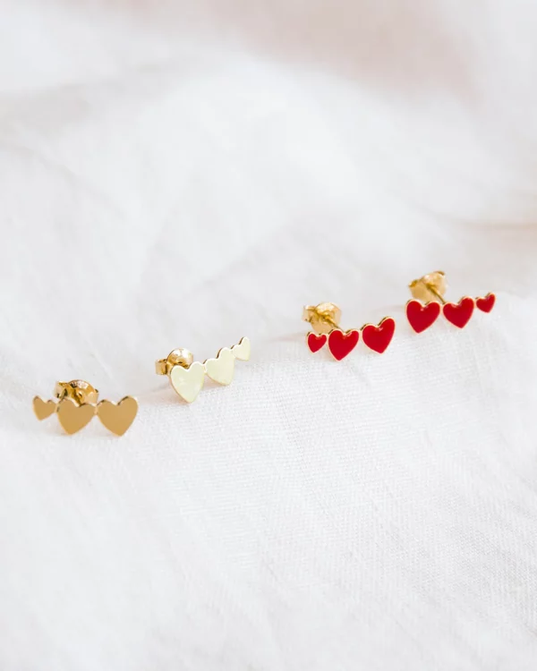 Boucles d’oreilles Clarisse 3 cœurs rouges dorées à l’or fin 24 carats émoi émoi.