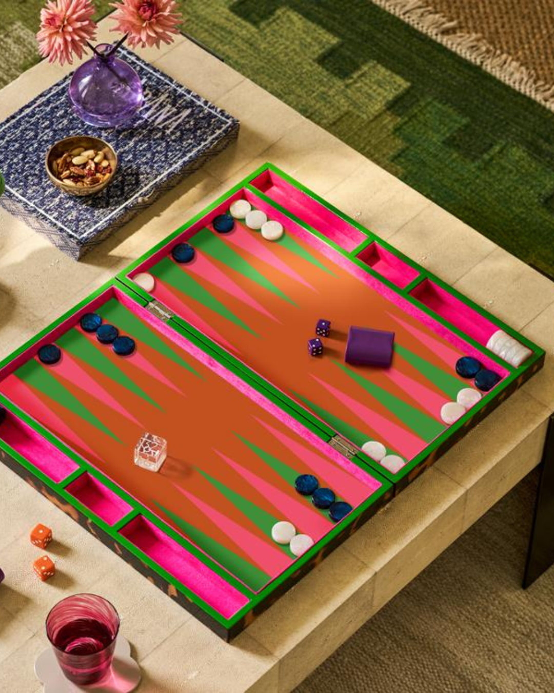 Jeu de backgammon Addison Ross avec extérieur écaille de tortue laqué et intérieur en suède Watermelon, pions effet nacre