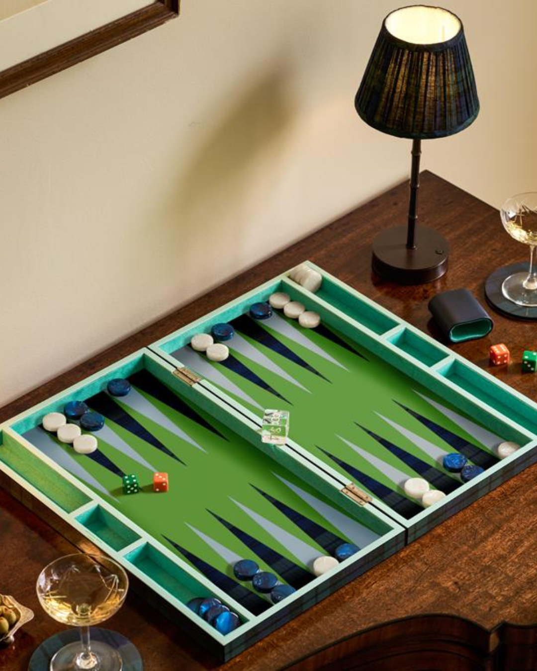 Jeu de backgammon Addison Ross Black Watch Tartan avec intérieur en suède vert Eau de Nil et pions effet nacre
