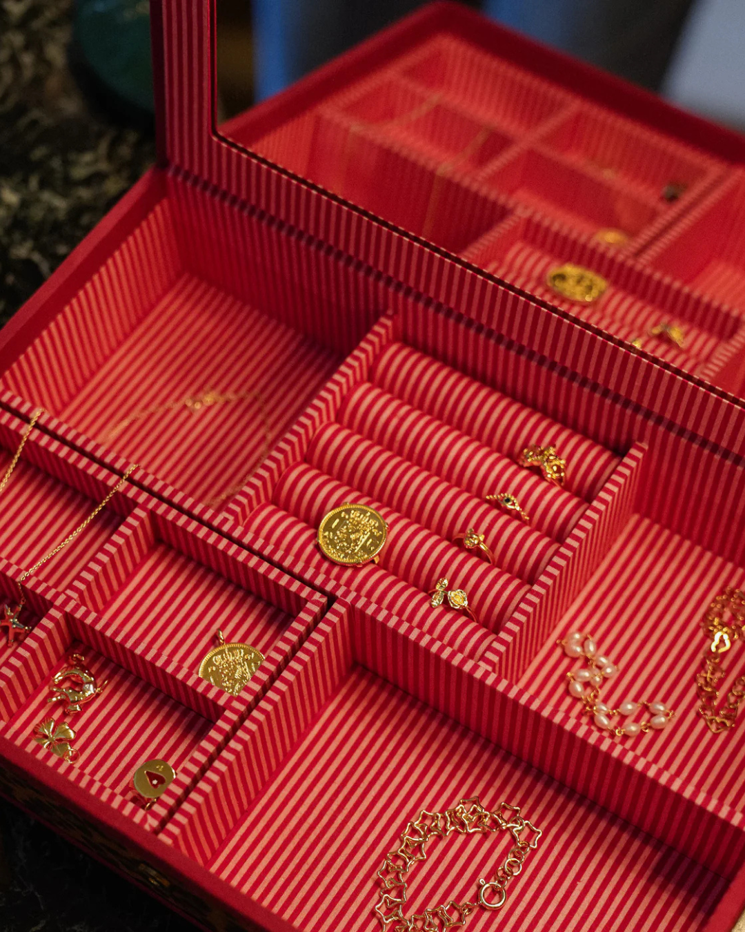 Boîte à bijoux The Show Must Go On avec compartiments rayés, miroir et intérieur coton GOTS – coffret de rangement pour bijoux