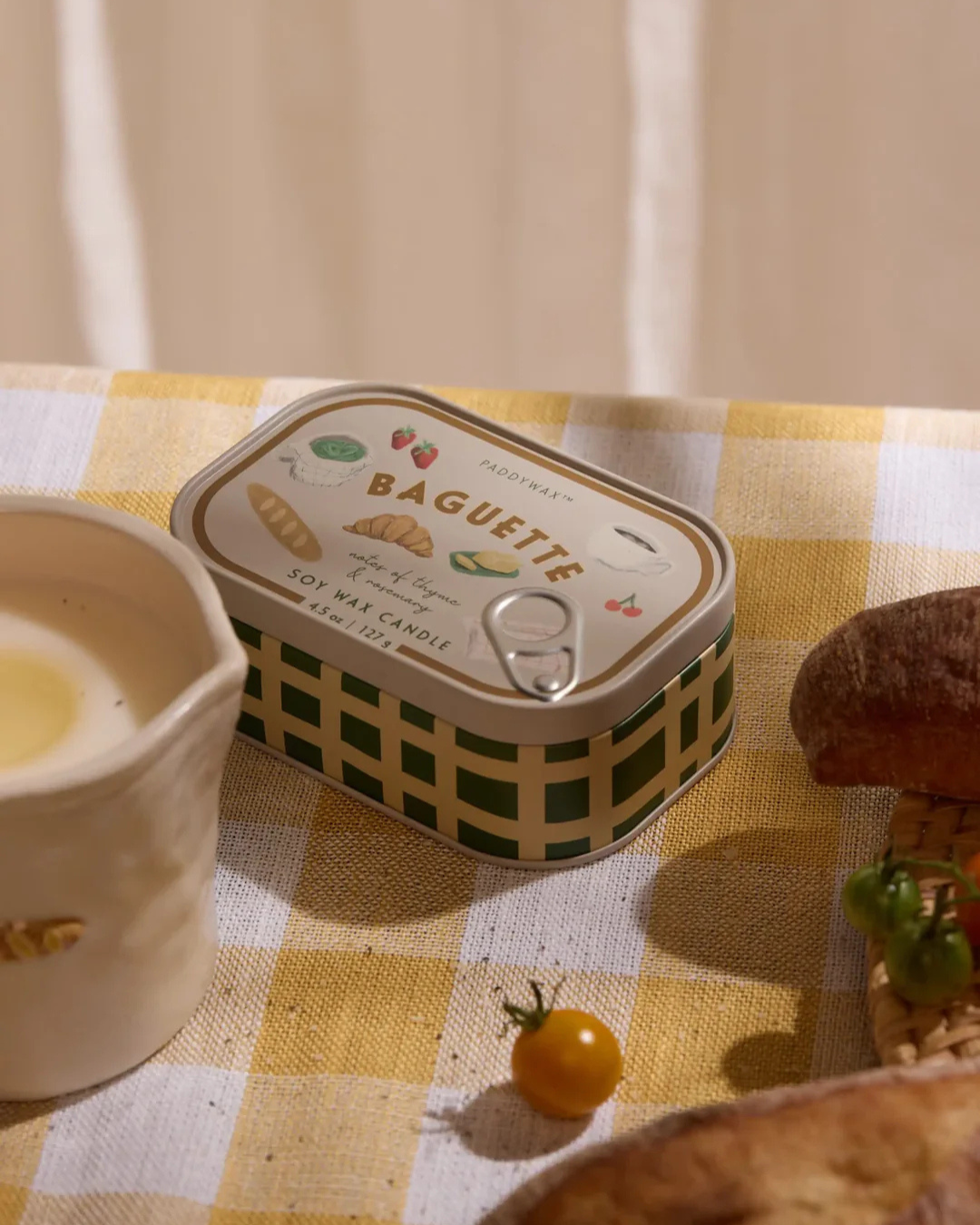 Bougie Paddywax Bistro en boîte métal style sardine avec deux mèches et illustration vintage