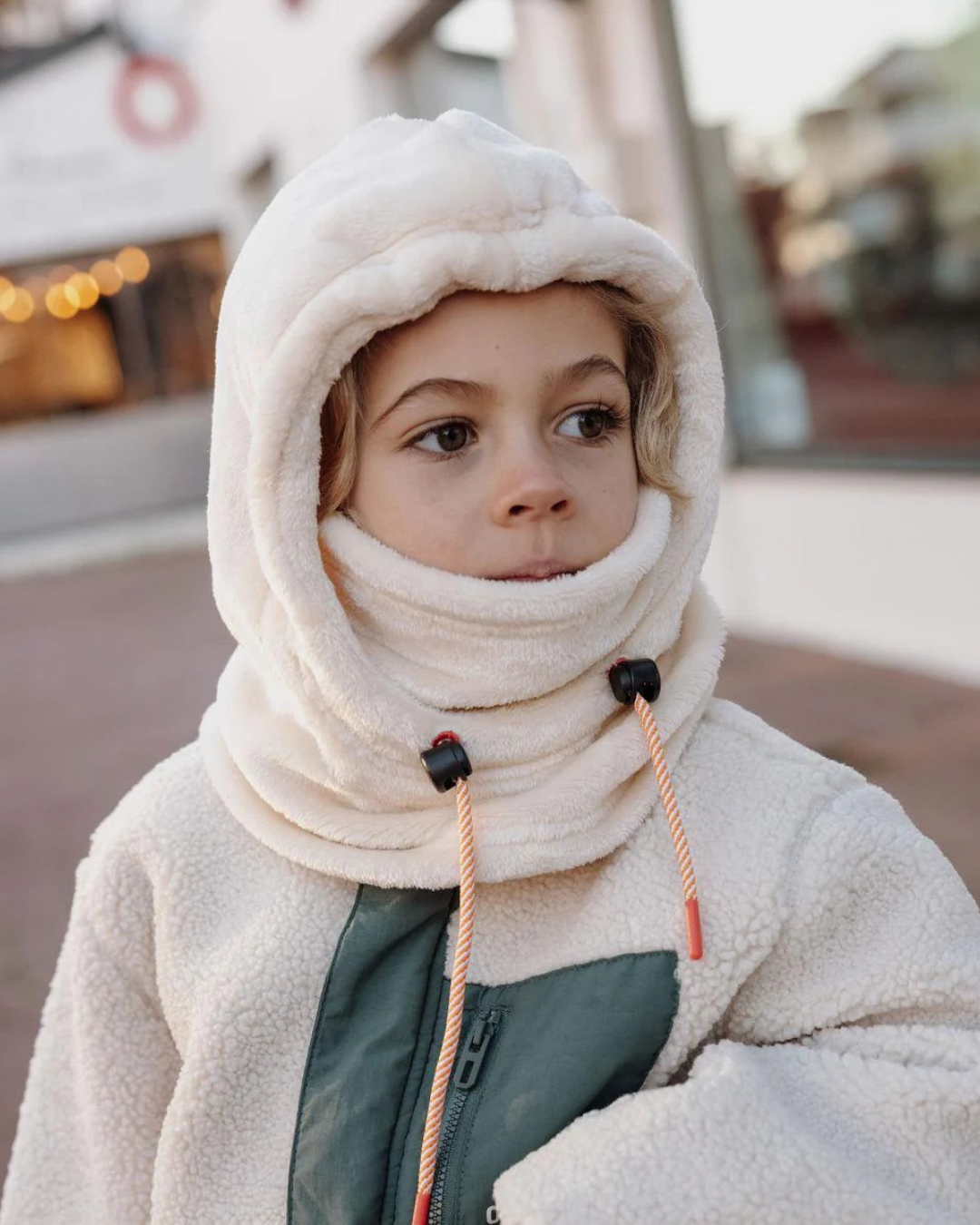 Cagoule Warmy Cream en polaire pour bébé et enfant avec liens ajustables – accessoire hiver doux et chaud dès 9 mois