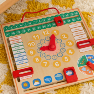 Calendrier éducatif en bois avec horloge, jours, mois, saisons et symboles météo colorés, jouet d’apprentissage pour enfant dès 3 ans.