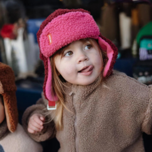 Chapka Cozy Tara pour bébé et enfant bicolore en moumoute avec doublure polaire, ajustable avec liens, certifiée Oeko-Tex
