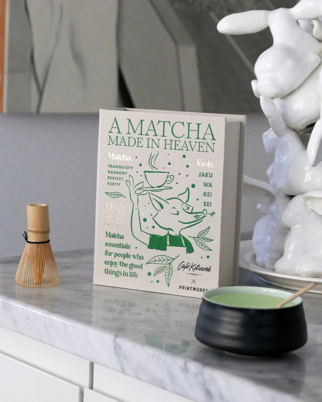 Kit matcha Café Kitsuné Printworks avec fouet Chasen, cuillère Chashaku et bol Chawan dans coffret design