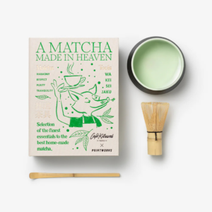 Kit matcha Café Kitsuné Printworks avec fouet Chasen, cuillère Chashaku et bol Chawan dans coffret design