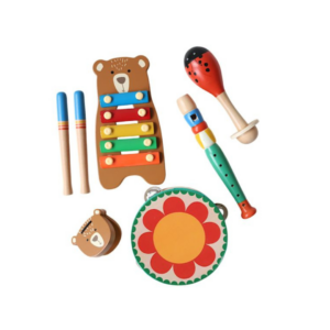 Set musical en bois pour enfants avec tambourin, maracas, xylophone, castagnette et flûte – décor animaux colorés.