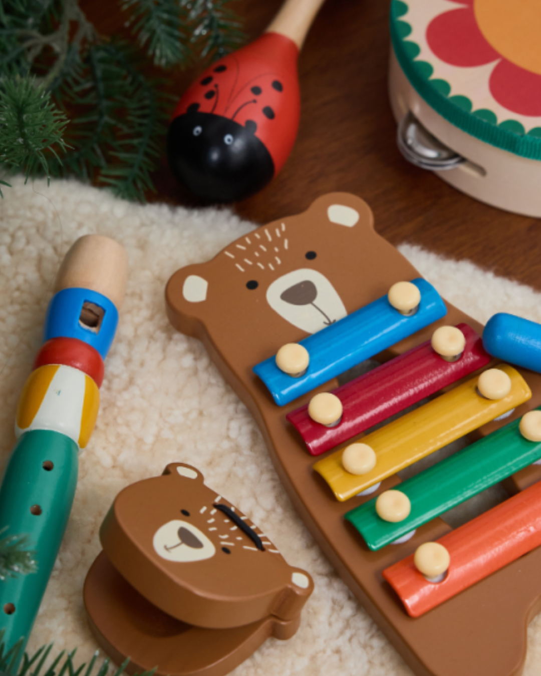 Set musical en bois pour enfants avec tambourin, maracas, xylophone, castagnette et flûte – décor animaux colorés.