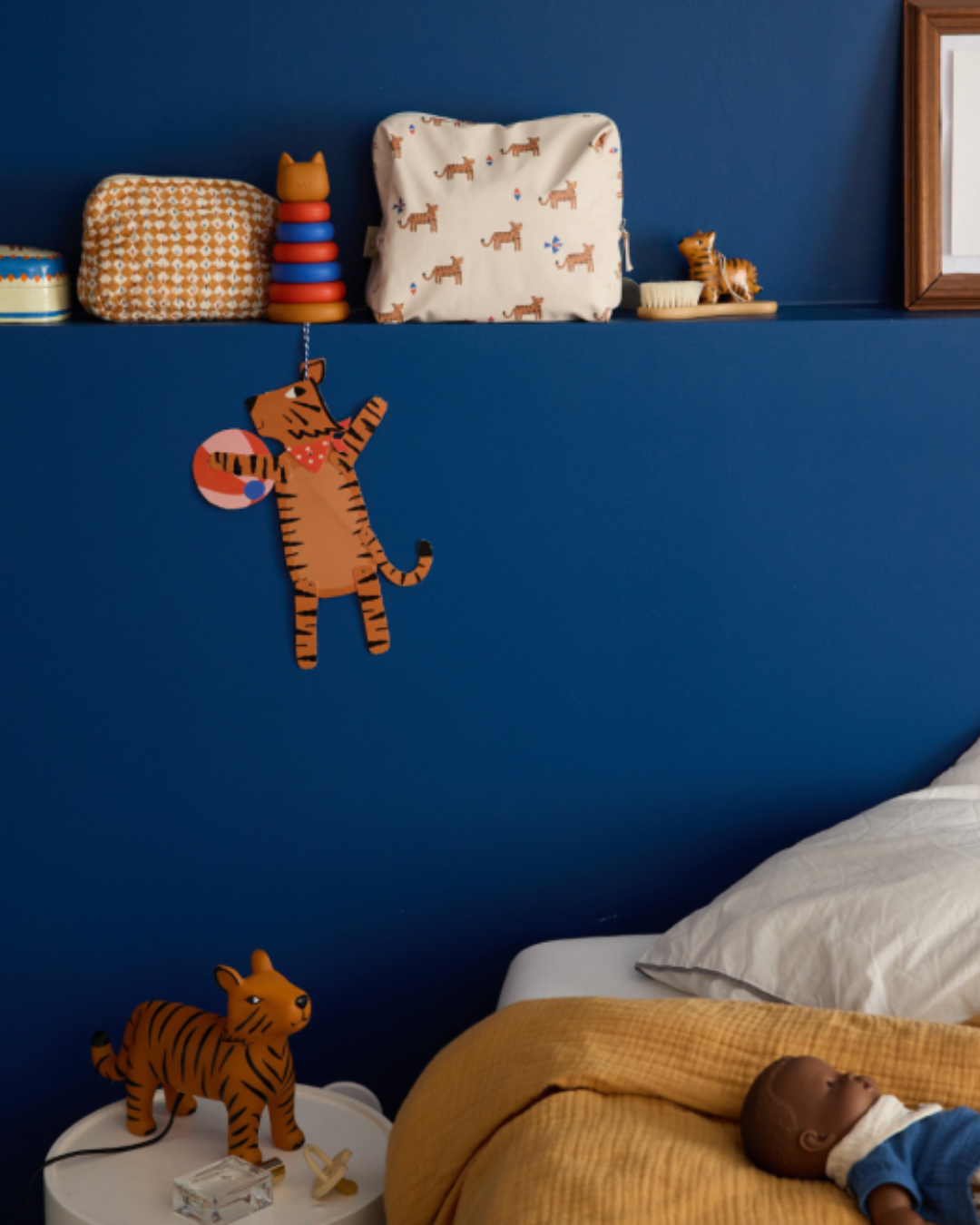 Lampe enfant Tigre du Bengale, luminaire déco jungle à poser avec lumière douce, idéale pour chambre d’enfant.