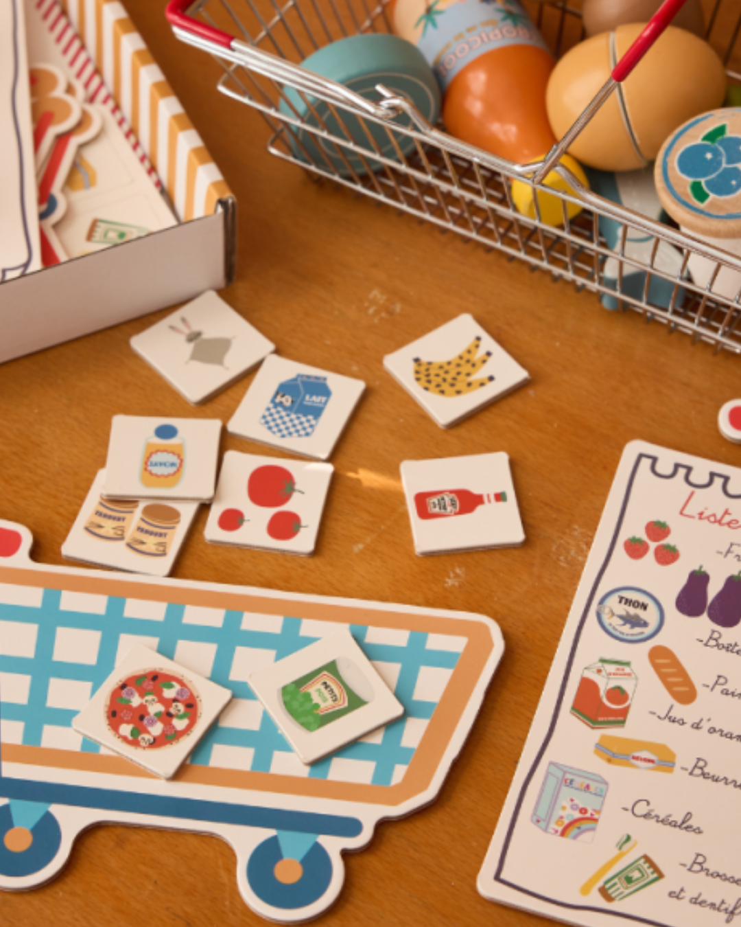 Jeu éducatif mémo Liste de courses pour enfant dès 3 ans, loto du supermarché avec caddies, paniers et vignettes illustrées.