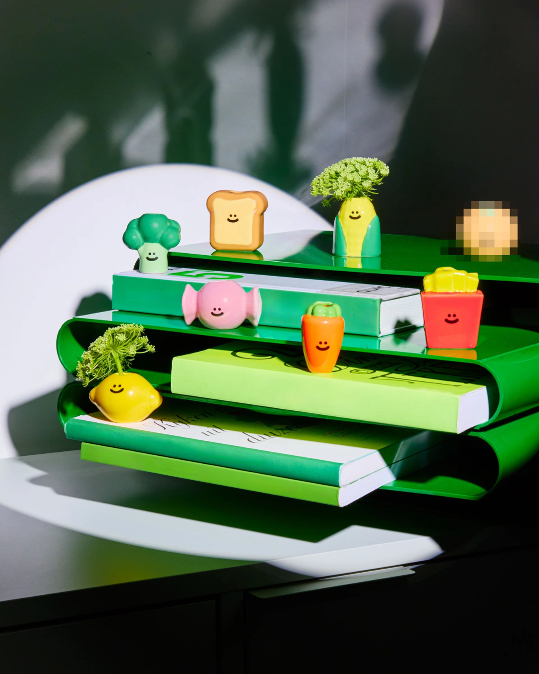 Mini boîte surprise contenant un mini vase en céramique Fluid Market – collection de vases à collectionner design et colorés