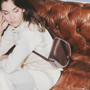 Sac Le Mamour Arya cuir chocolat crème porté épaule