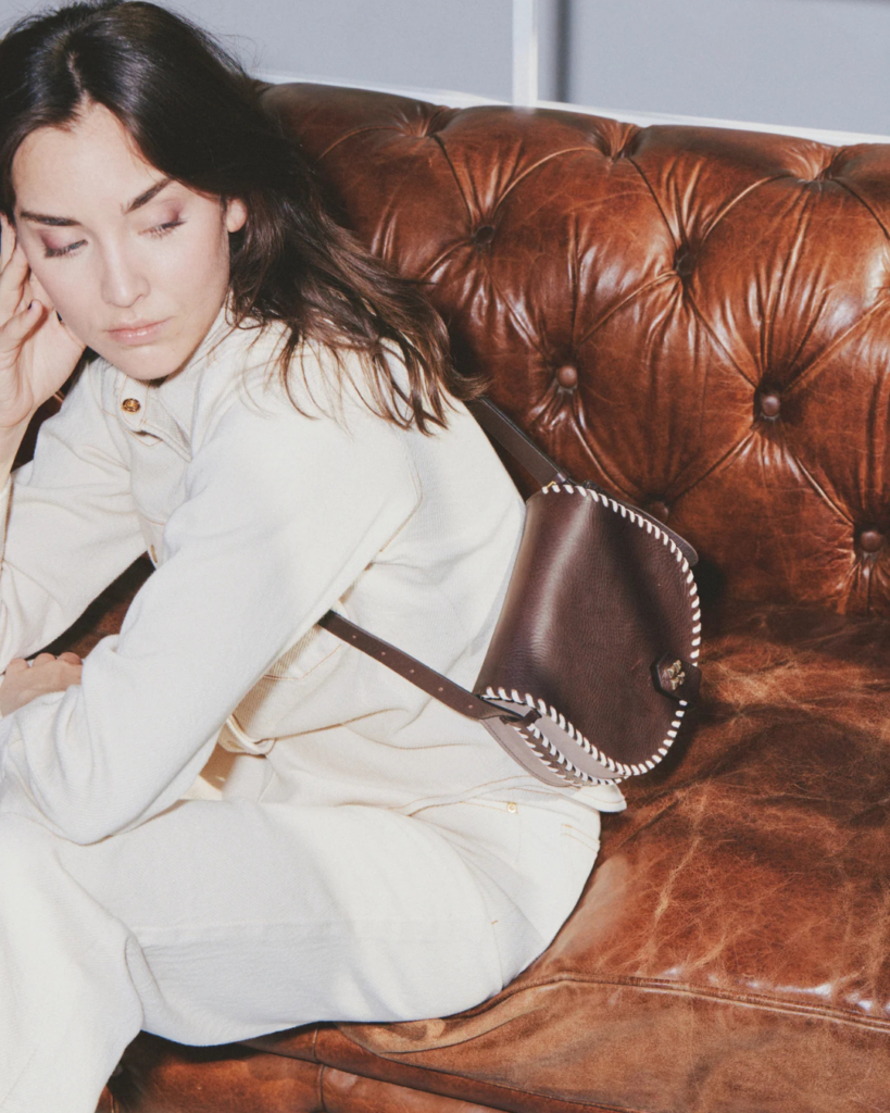 Sac Le Mamour Arya cuir chocolat crème porté épaule