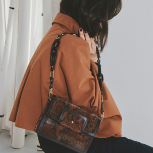 Sac à main cuir imprimé serpent Le Mischka Suzette porté épaule