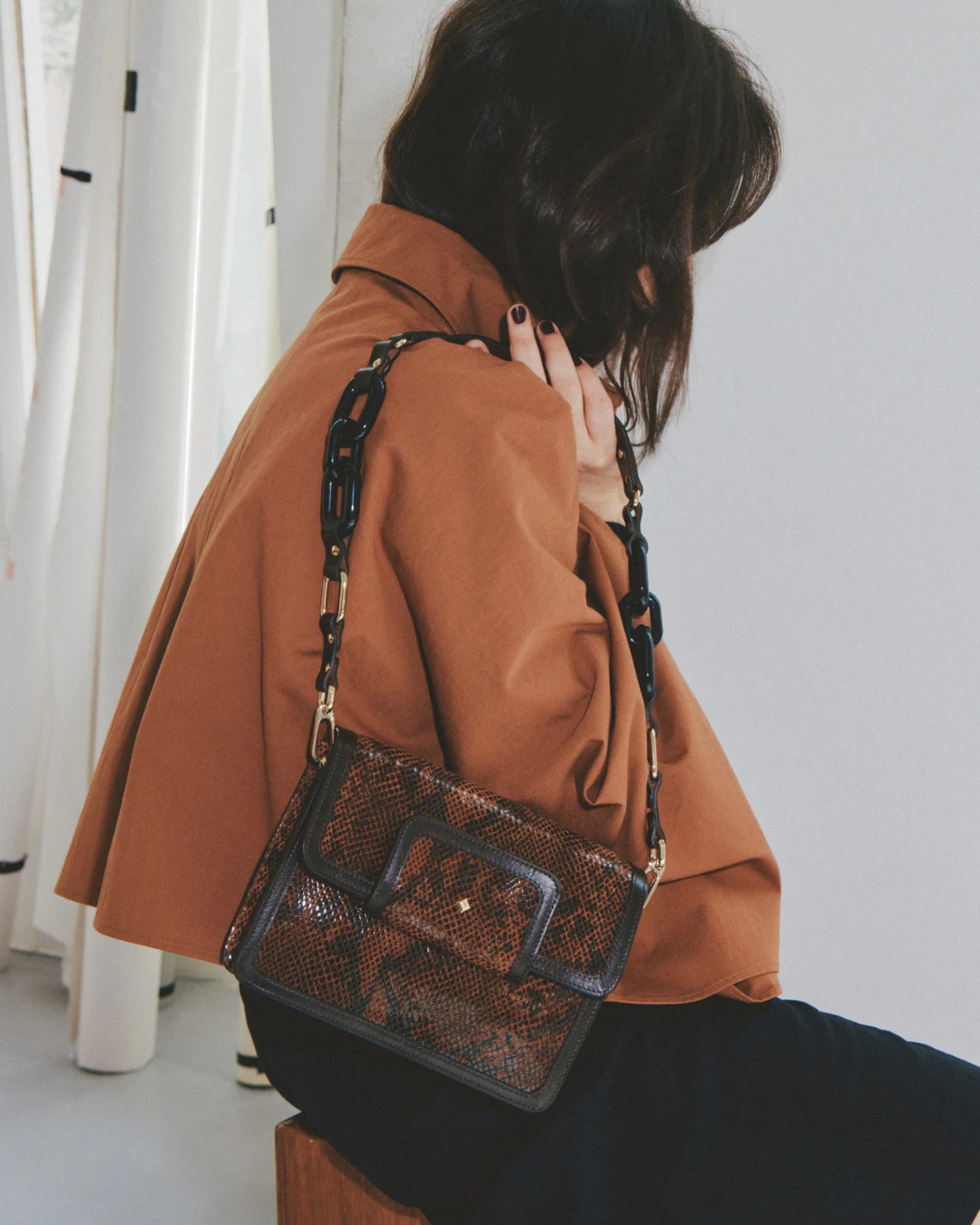 Sac à main cuir imprimé serpent Le Mischka Suzette porté épaule