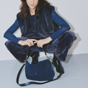 Sac New Benson velours noir/bleu porté épaule avec bandoulière