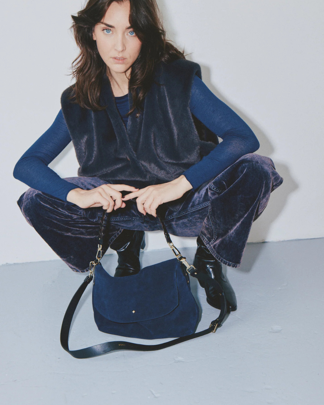 Sac New Benson velours noir/bleu porté épaule avec bandoulière