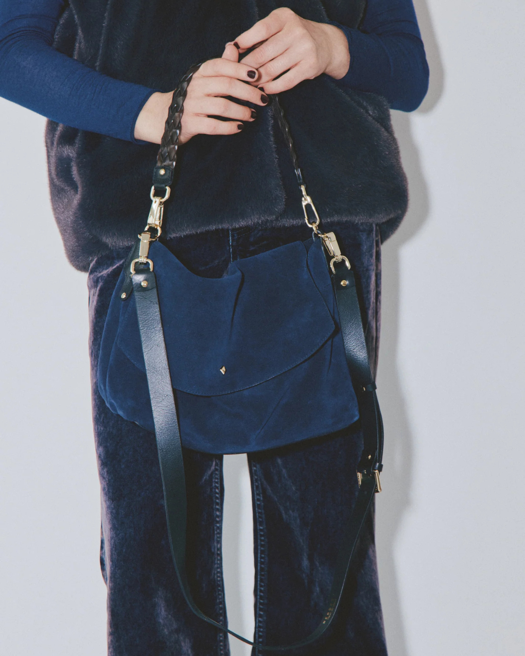 Sac New Benson velours noir/bleu porté épaule avec bandoulière