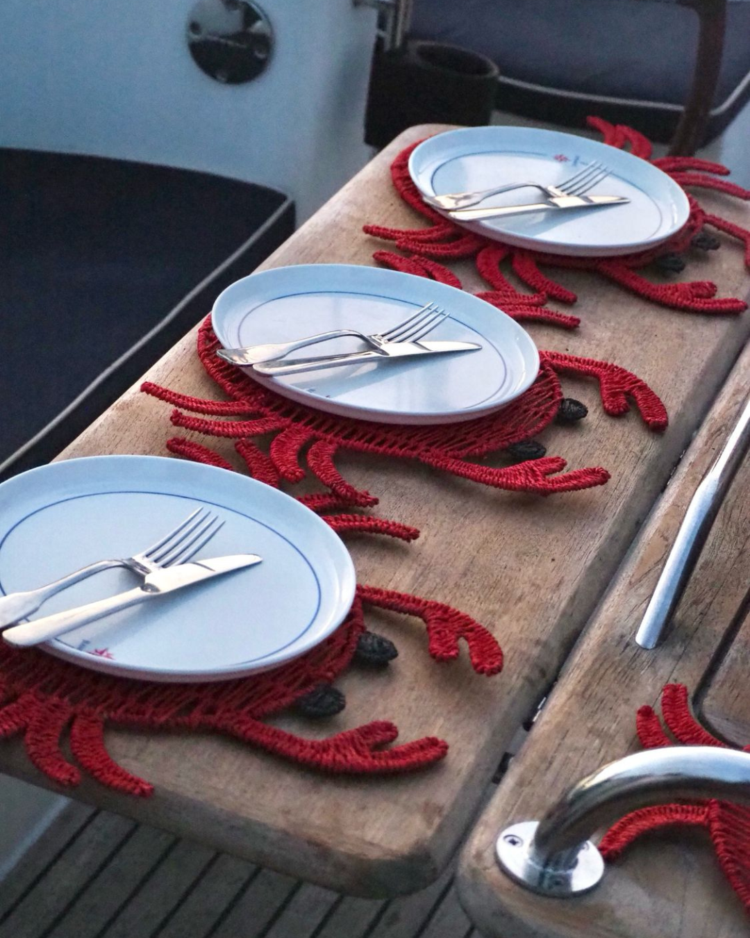 Set de table en raphia papier rouge en forme de crabe – décoration de table bord de mer, artisanale et éco-responsable