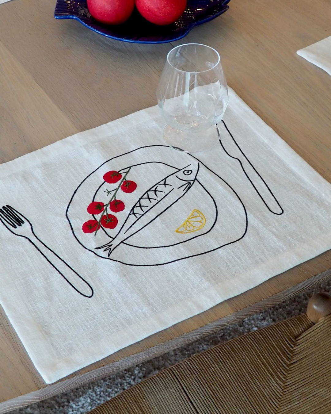 Set de table brodé en coton avec motifs poisson, tomates, fourchette et couteau – décoration de table méditerranéenne