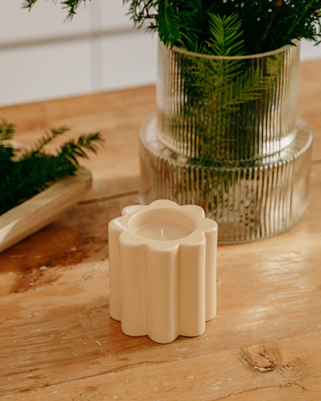 Bougie parfumée La Candela crème The Socialite Family en céramique beige, senteur feu de bois