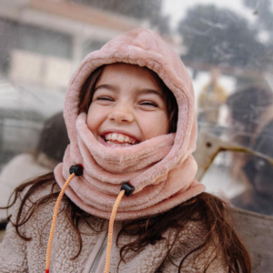 Cagoule Warmy rose pour enfant 2-5 ans en polaire douce, bien couvrante et ajustable