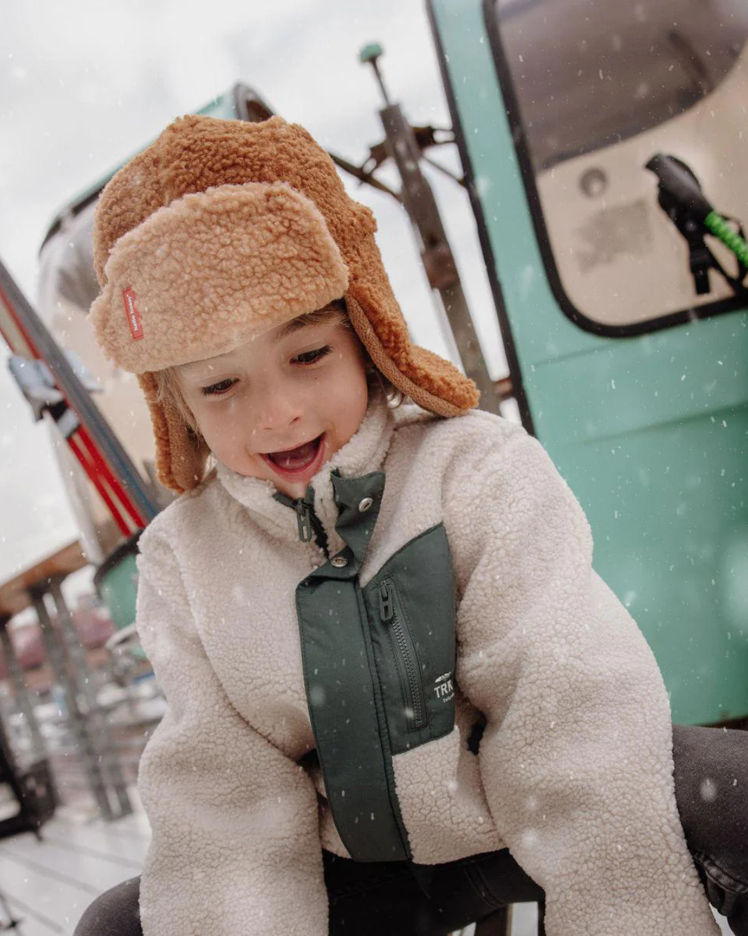 Chapka Cozy marron pour enfant 2-5 ans avec doublure polaire douce, effet moumoute et liens ajustables