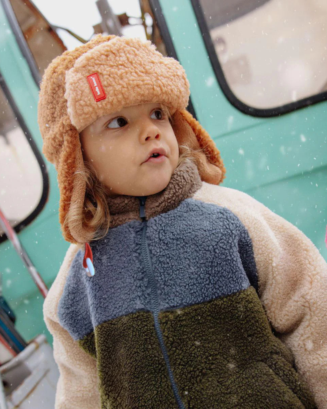 Chapka Cozy marron pour enfant 2-5 ans avec doublure polaire douce, effet moumoute et liens ajustables