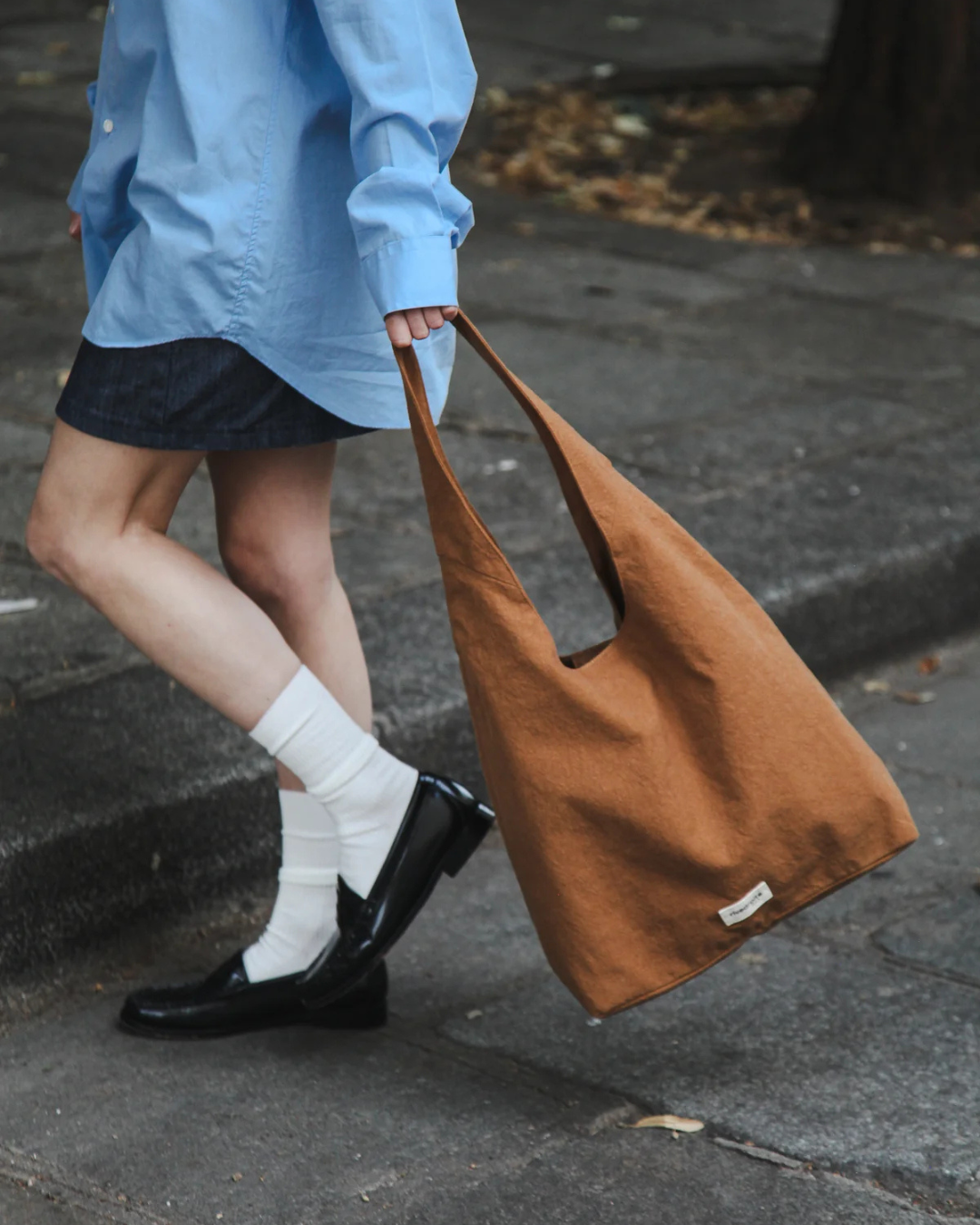 Sac hobo Richelieu coloris tobacco en coton recyclé, porté épaule