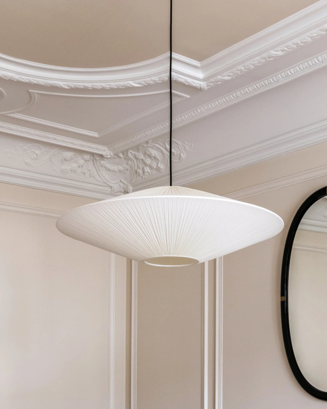 Suspension Brera en coton avec abat-jour large et câble électrique noir tressé, fabrication française