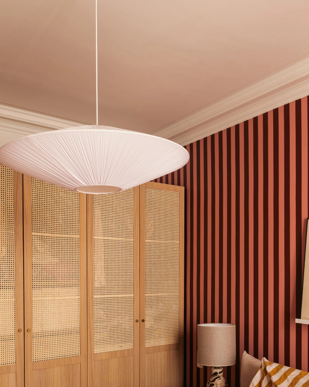 Suspension Brera en coton avec abat-jour large et câble électrique noir tressé, fabrication française