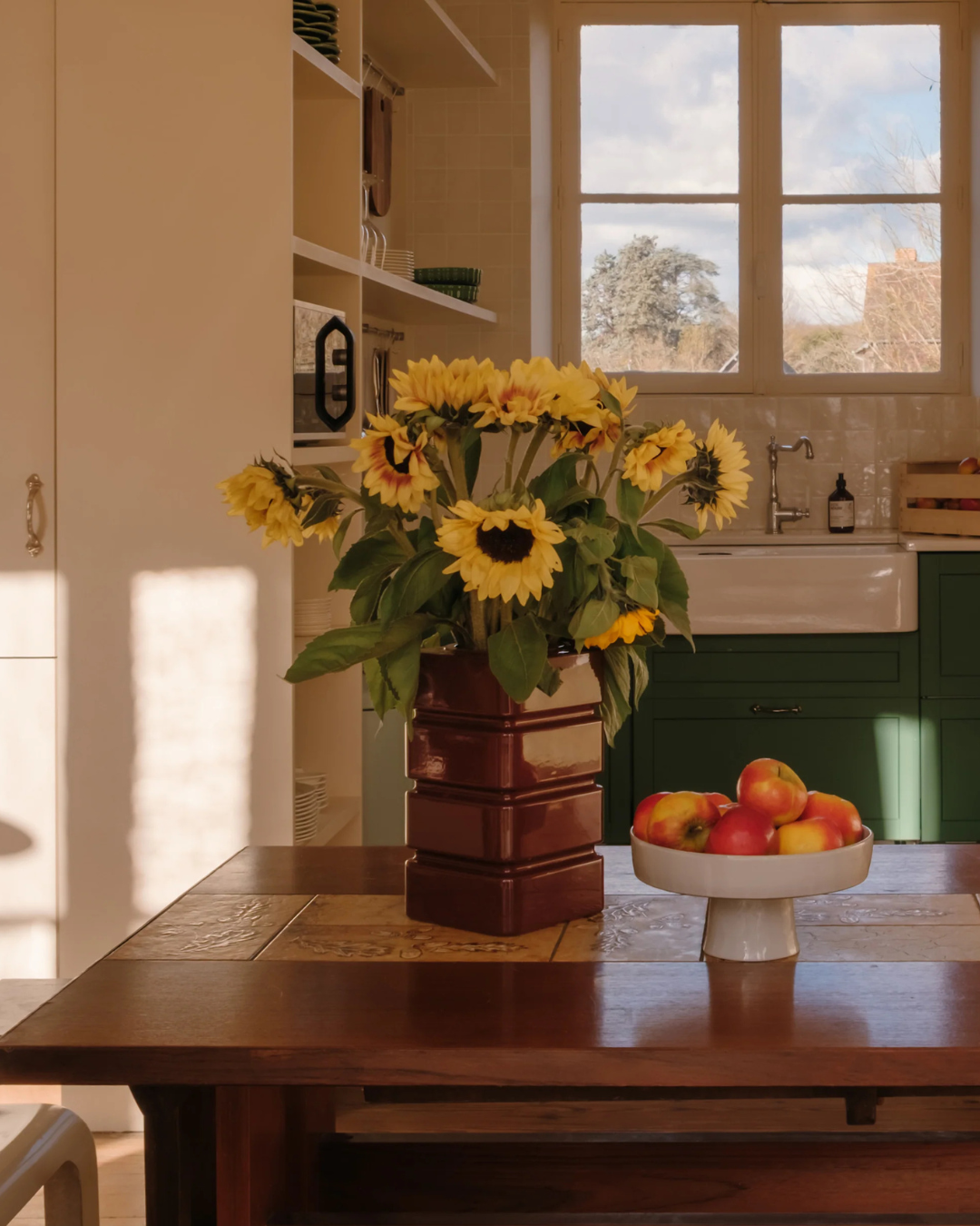Vase Donna bordeaux en céramique brillante couleur burgundy, design décoratif contemporain