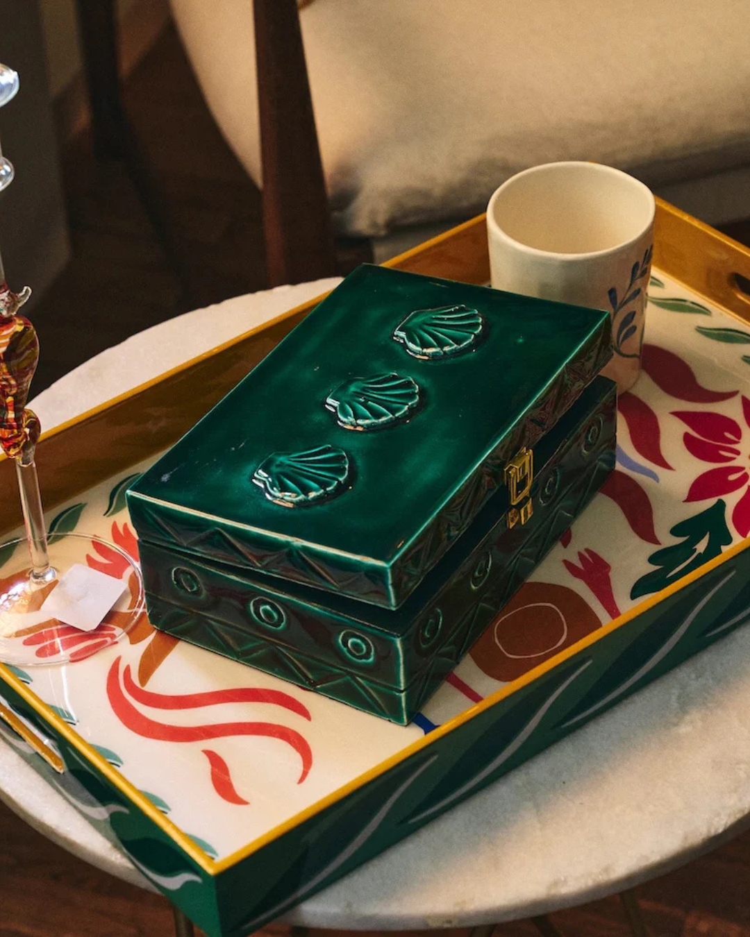 Boîte à bijoux verte avec coquillages et miroir intérieur