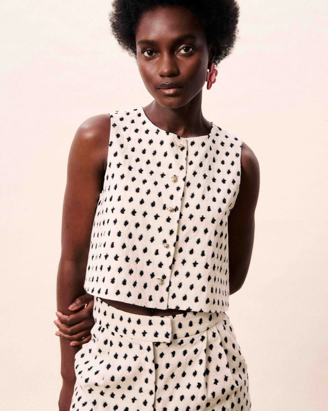 Gilet Nautilus crème sans manches motif géométrique noir