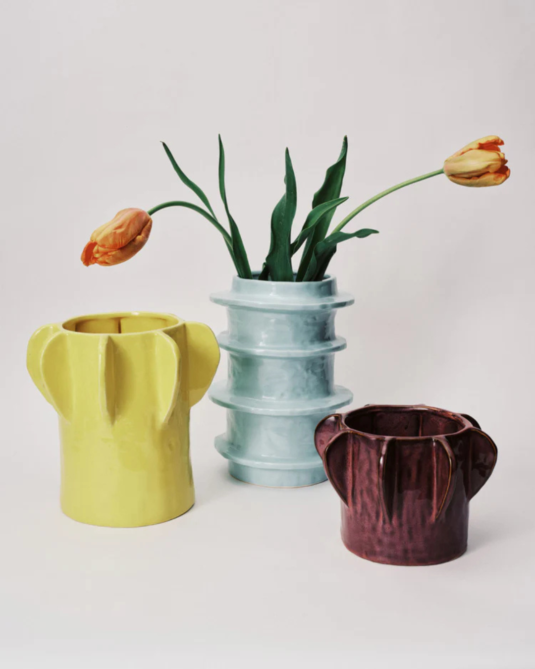 Pot de fleurs bleu clair en céramique émaillée design vertical