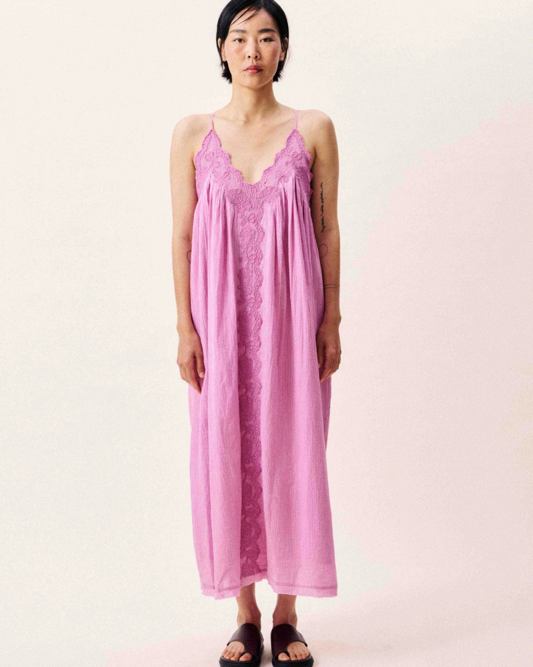 Robe Rhode violine longue en coton avec dentelle