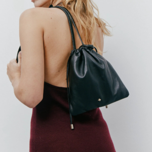 Sac bandoulière cuir noir femme porté épaule design minimaliste
