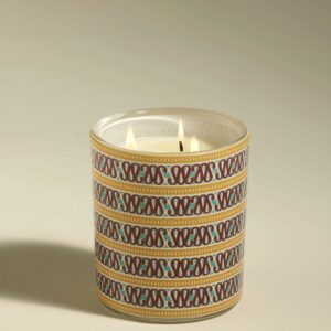Bougie parfumée Sarah Maison Sarah Lavoine en verre imprimé avec monogramme graphique, parfum fleur d’oranger, design élégant décoration intérieure