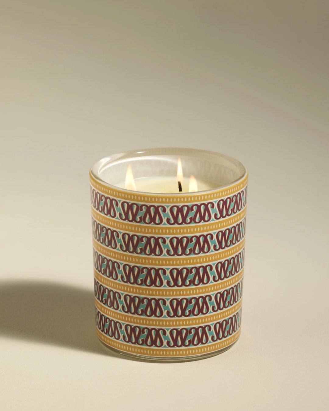 Bougie parfumée Sarah Maison Sarah Lavoine en verre imprimé avec monogramme graphique, parfum fleur d’oranger, design élégant décoration intérieure