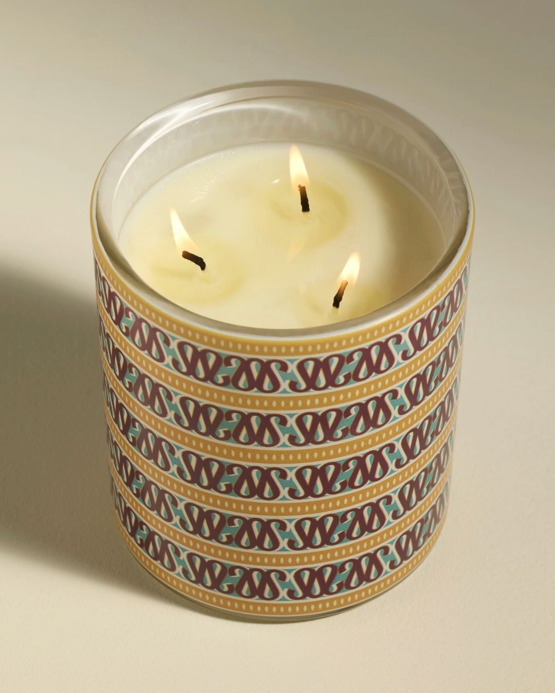 Bougie parfumée Sarah Maison Sarah Lavoine en verre imprimé avec monogramme graphique, parfum fleur d’oranger, design élégant décoration intérieure