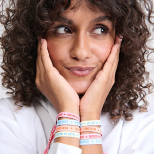 Duo de bracelets liens Sunshine en ruban jacquard avec message à partager ajustable par noeud