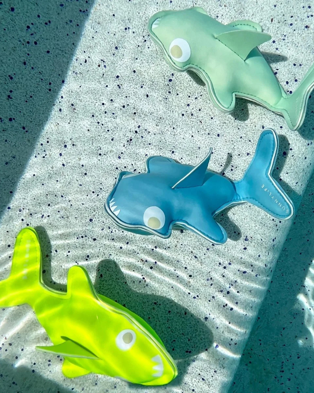 Jouets de bain lestés Salty le Requin en néoprène pour jeux sous l’eau en piscine