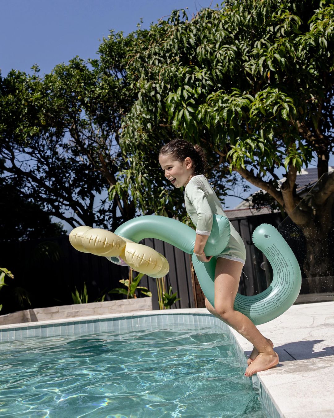 Nouilles gonflables enfant SUNNYLiFE motif fleurs pour piscine et jeux aquatiques