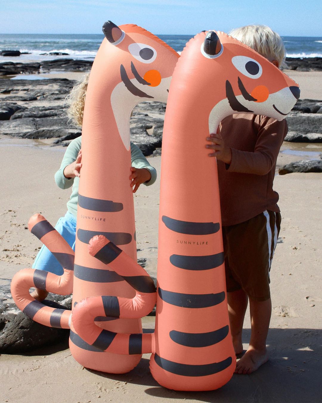 Nouilles gonflables enfant Tino le Tigre pour piscine et jeux aquatiques estivaux